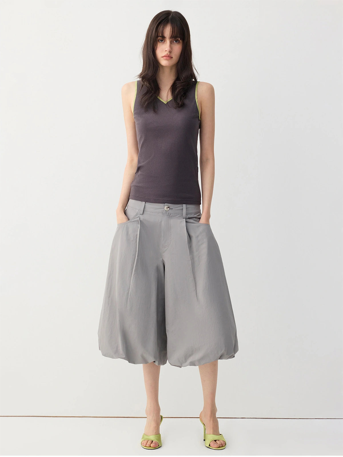 Pleated Balloon-Leg Culotte Pants in Black a?? view 4